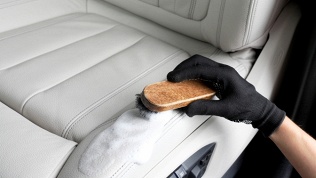 Мойка, детейлинг подкапотного пространства в студии «Wizart детейлинг»