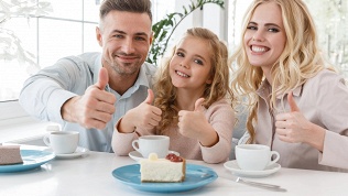 Кофе с десертом в кафе «Монтана»