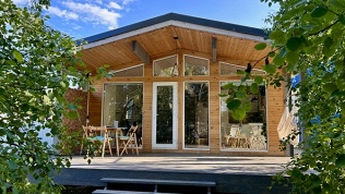 Загородный отдых в скандинавском домике WoodyHouse