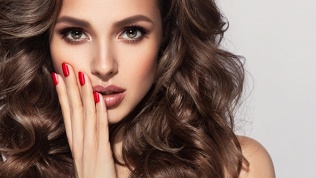 Маникюр и педикюр с покрытием гель-лаком в салоне красоты Lali