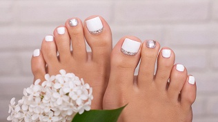 Маникюр и педикюр с покрытием гель-лаком в студии красоты SumaLi.studio