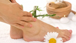 Маникюр и педикюр с покрытием гель-лаком в студии маникюра Al.Sokolova