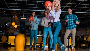 4 часа игры в боулинг в торговом комплексе «Сенная» в «Центре развлечений»