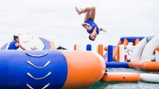 Безлимитное или часовое посещение в открытом море аквапарка AquaHit