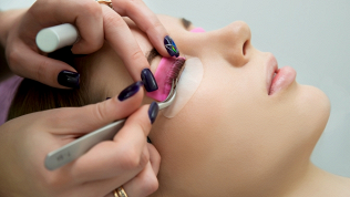 Оформление или ламинирование бровей, ресниц в центре красоты Eva