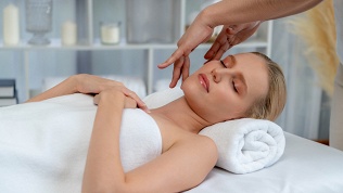 Массаж лица в студии Neon Lazer Bar