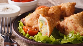 Блюда и напитки в ресторане индийской кухни Hindi