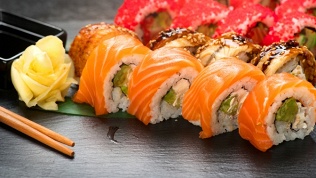 Сеты роллов от службы доставки One за полцены