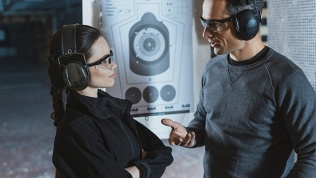 Стрельба в тире из пневматического оружия в клубе стрельбы «Стрелок»