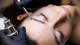 Ламинирование, окрашивание и архитектура бровей в студии «Роскошь»