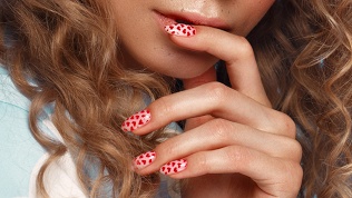 Маникюр и педикюр с покрытием гель-лаком в салоне красоты AlloBeauty