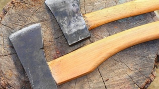 Метание топоров и стрельба из арбалета в викинг-баре «Набег»