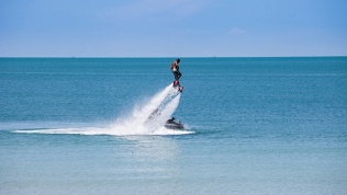 Полет на флайборде с инструктором или без от компании Fly Riders