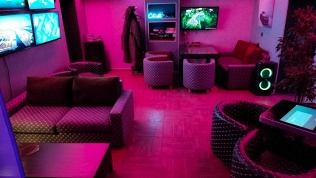 Блюда, напитки и паровой коктейль в кафе VIP Car Bar