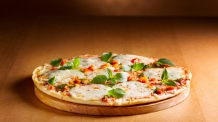 2 или 3 пиццы от службы доставки «Бамбуковые палки»