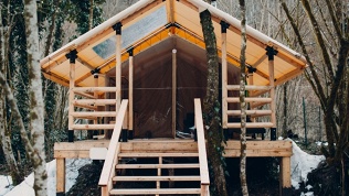 Проживание в глэмпинге «Клюква»