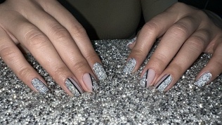 Маникюр и педикюр с покрытием гель-лаком в ногтевой студии Si Si