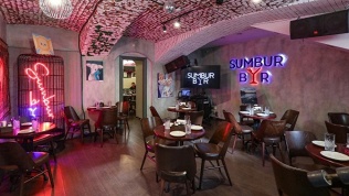 Меню кухни и напитки у Летнего сада в гастробаре Sumbur Bar