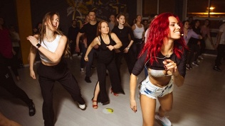 Занятия танцами K-pop и бразильскими направлениями в школе танцев Brazuka