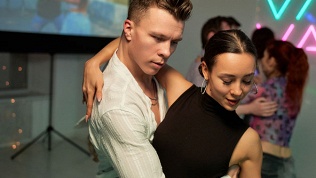 4, 6 или 12 часов тренировок в школе танцев «Вива»