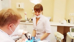 Чистка зубов или лечение кариеса в стоматологической клинике «ВМК»