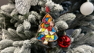 Мастер-класс «Елочная игрушка из стеклянной мозаики» от студии Hardy Loft