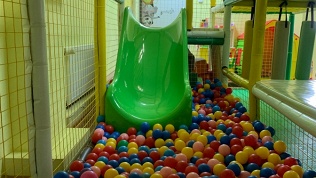 Посещение детского игрового центра или VR-комнаты в Happy Panda