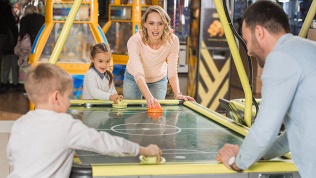 Посещение аттракциона «Пол — это лава» или игра в аэрохоккей в CrazyDrift