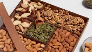 Подарочный набор из орехов и сухофруктов