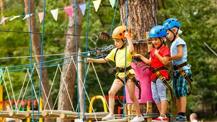 Посещение трасс, скалодрома и троллея в парке «Веревочная гавань»