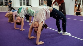 Детские занятия по акробатике от студии растяжки и акробатики Flow