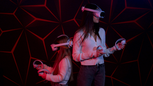 Игра в шлеме виртуальной реальности в клубе Black Space