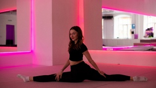 Занятия растяжкой или акробатикой в тренировочном пространстве Flow