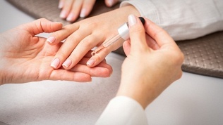 Маникюр и педикюр с покрытием гель-лаком в салоне «Люблю себя! Beauty»