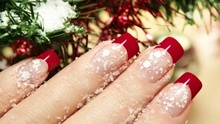 Маникюр и педикюр с покрытием гель-лаком в кабинете маникюра и педикюра Emi