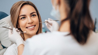 Чистка зубов или лечение кариеса в стоматологической клинике Face Line