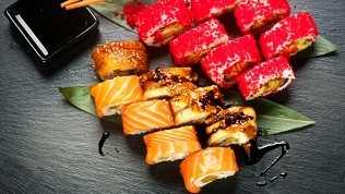 Всё меню сетов и роллов от службы доставки «Эдем» за полцены