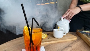 Паровые коктейли и напитки, включая алкогольные, в баре «Шар»