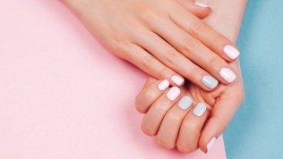 Маникюр и педикюр с покрытием гель-лаком в студии красоты Altyn