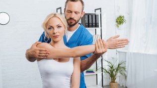 Консультация физиотерапевта и УВТ в медицинском центре «Аксон-Мед»