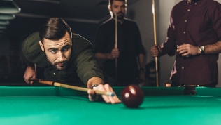 Игра в бильярд