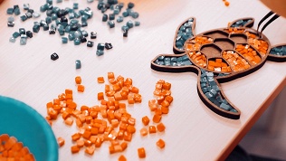 Мастер-класс «Елочная игрушка из стеклянной мозаики» от студии Hardy Loft