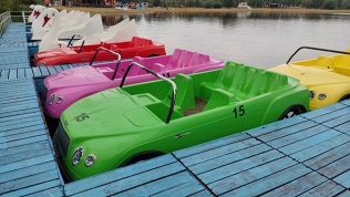 Прогулка на катамаране или весельной лодке на озера в «Парке Спутника»