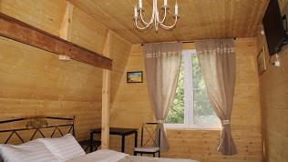 Отдых рядом с лесом в новых домиках в глэмпинге «Круиз вилладж»