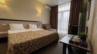 Новый год с банкетом, программой и питанием в отеле «Акварель»