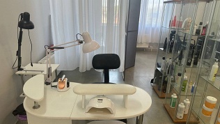 Маникюр и педикюр с покрытием гель-лаком в студии красоты «Эстетика»