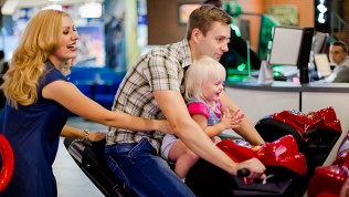 Посещение игровых аппаратов и аттракционов в центре развлечений А113