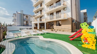 Отдых у моря с питанием и посещением бассейна в отеле Despina Family