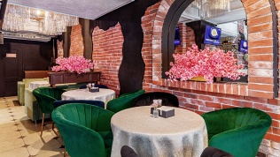 Завтрак или обед в Icon Restaurant & Karaoke