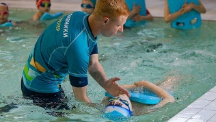 Групповые тренировки по плаванию для детей в центре «Плавники»